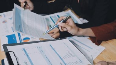 Genç iş kadını ofiste çalışıyor. iş kavramı