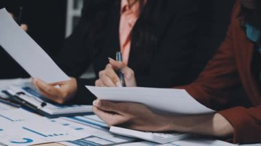 İş ekibi proje üzerinde birlikte çalışıyor.