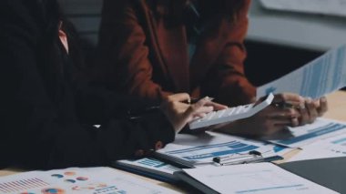 Kapat. İş adamı iş yerinde mali raporu tartışıyor