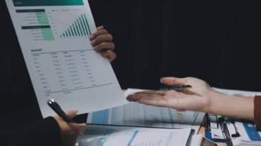 Ofiste birlikte çalışan iş kadınları. Takım çalışması kavramı ofiste çalışıyor..