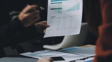 ofiste çalışan genç iş adamı