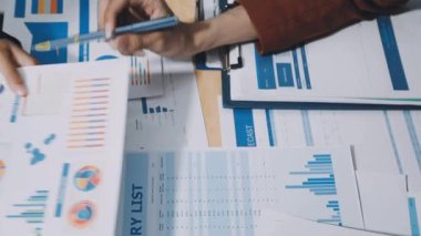 Kapalı - ofiste evrak ve kağıtları tutan işadamı elleri