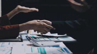 İş adamları toplantıda el sıkışıyor.