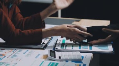 İş Adamları Tokalaşıyor