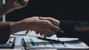 İş yerini kapatın. İnsanlar el sıkışıyor.