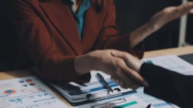 İş adamları ofiste toplanıyor..