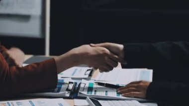 İş kadını elleri toplantıda