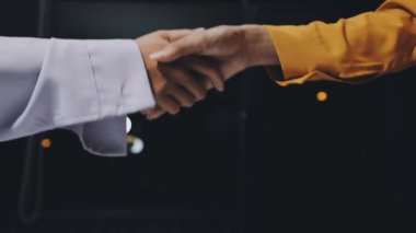 Modern ofiste tokalaşan iş adamları.