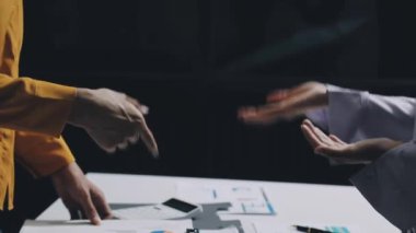 Modern ofiste iş kadını tokalaşması