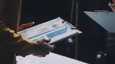 Yakın çekim. İş adamları işi tartışıyor