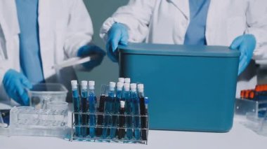 Test tüpüyle çalışan bilim adamının yakın görüntüsü