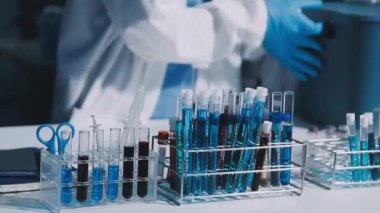 Hastane masasında bir test tüpüyle tıbbi tüpü kapatın.