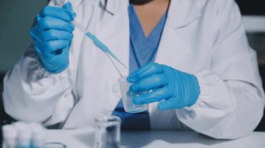 laboratuarda çalışan kadın bilim adamı