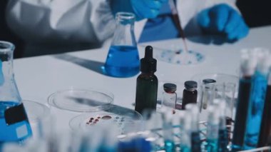 pipette testi tutan laboratuvar asistanı.