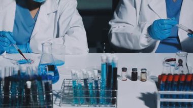 Laboratuvarda çalışan bilim adamları