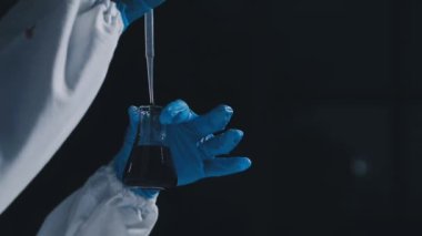 Laboratuvarda çalışan bilim adamı.