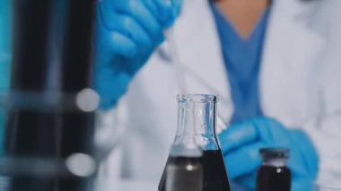 Test tüplü laboratuar asistanı