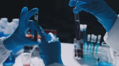 Laboratuvarda çalışan kadın bilim adamı.