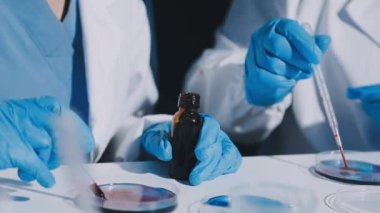 Kapat. Laboratuvarda laboratuvar asistanı..