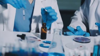 Laboratuvarda çalışan bilim adamları. Laboratuvar, araştırma ve kimya laboratuvarında çalışan bilim adamları