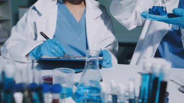 Laboratuvarda çalışan bilim adamı..