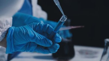 Aşı için test tüpü tutan tıbbi laboratuvar çalışanı.