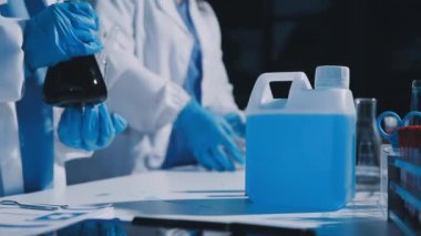 Kapalı. Elinde bir şişe su tutan bir sağlık görevlisinin fotoğrafı.