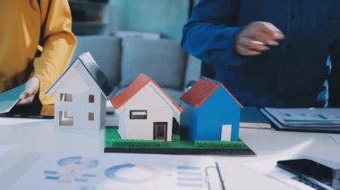 Emlakçı yeni evin planını tartışıyor..