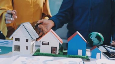İş adamı ev modeli ve emlakçı