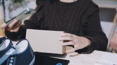 Cep telefonu tutan kadın.