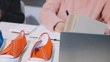 Butik mağazasında kadın ayakkabısı satan bir mağaza.