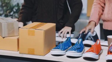 Dükkanda ayakkabı seçen adam.