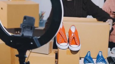 Mağazada ayakkabılı bir kadın var.