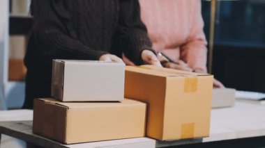 Teslimat hizmeti kavramı. Karton kutuyu elinde tutan kadın, müşteri.