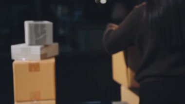 Bir kadının eline yaklaş.