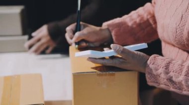 Paket kutulu, üniformalı teslimatçı.