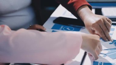 belgeler ile tartışırken iş adamları