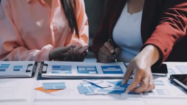 Tabletle çalışan genç bayan tasarımcı