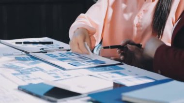 Ofiste dijital tabletle çalışan tasarımcı