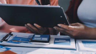 Dijital tablet kullanan iş kadını