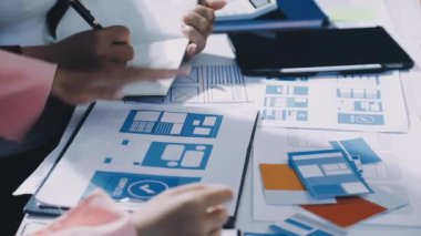 İş ekibi ofiste yeni projeyi tartışıyor ve analiz ediyor..