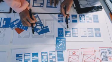 Uygulama için cep telefonu ve tablet kullanan tasarımcı