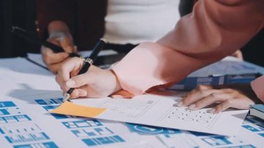 iş adamları ofiste beyin fırtınası.