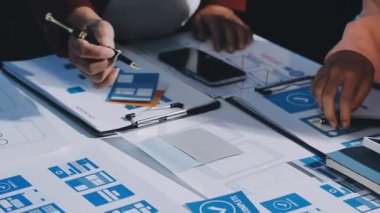 Toplantı odasında yeni fikirleri tartışan iş adamlarını kapatın.