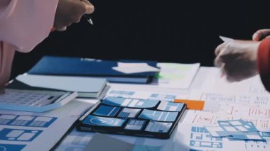 Yakın plan - tablet üzerinde çalışan ve dijital tablet kullanan kadın tasarımcı