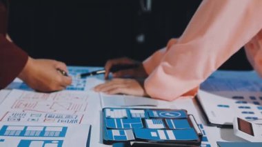 Projede çalışan genç adam