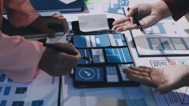 İş adamları modern bir ofiste cep telefonu yapmak için tablet ve akıllı telefon kullanıyorlar..