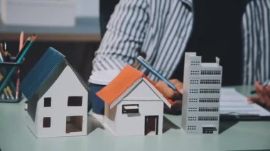 Emlakçı ev ve model gösteriyor.