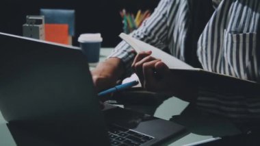 Dizüstü bilgisayar kullanan iş kadını