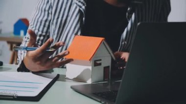 Adam ve ajan kontratı tartışıyorlar.